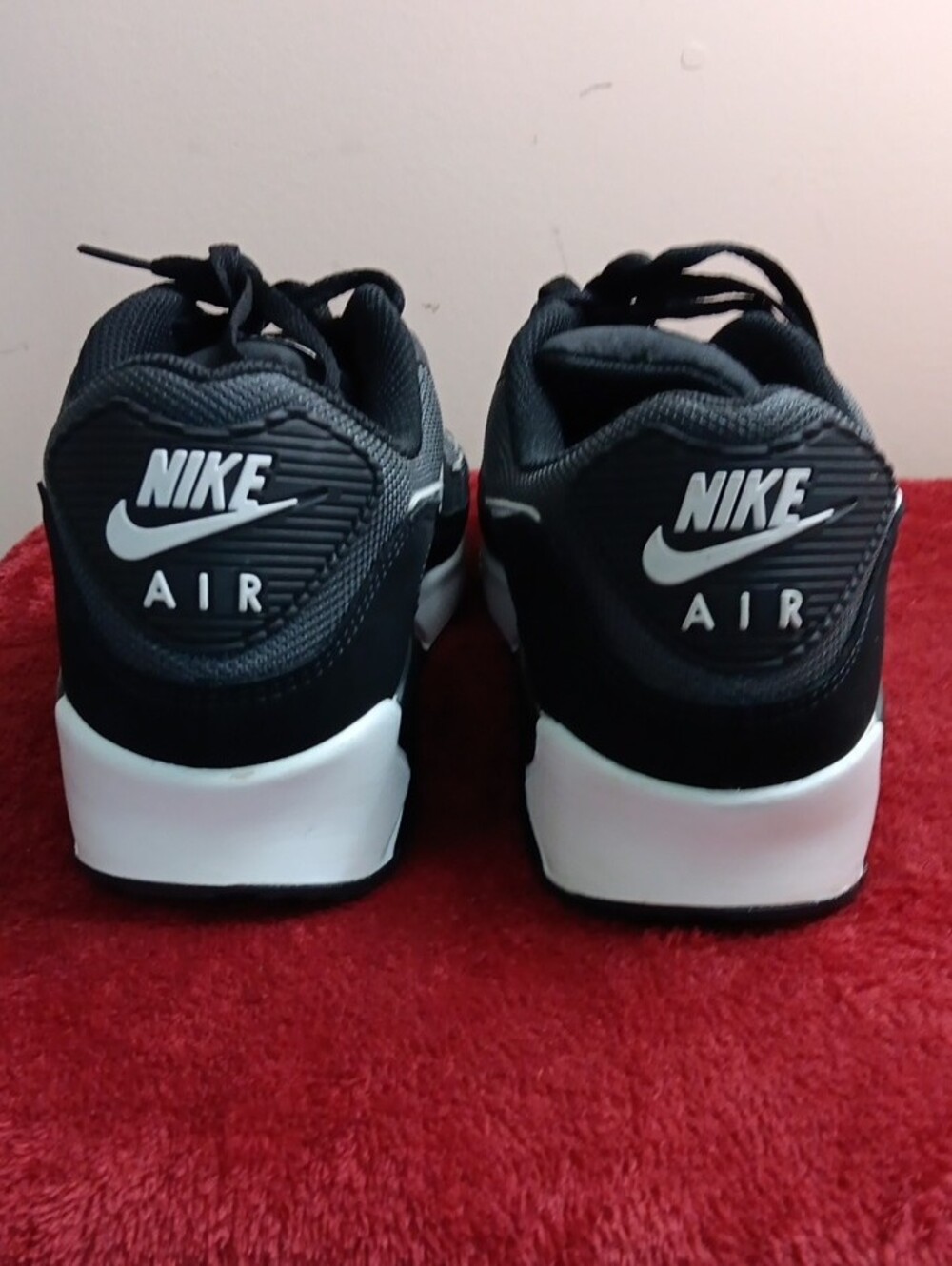 Nike Men’s Black and Gray Athletic Running Shoes - Picture 2 of 8